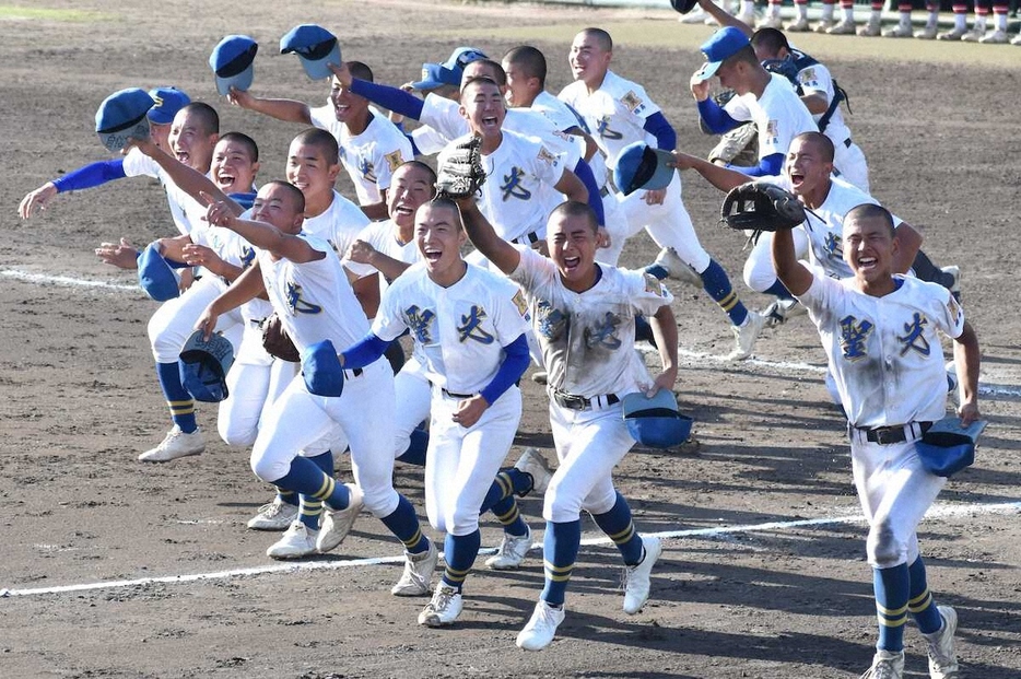 準決勝進出を決めて喜ぶ聖光学院ナイン