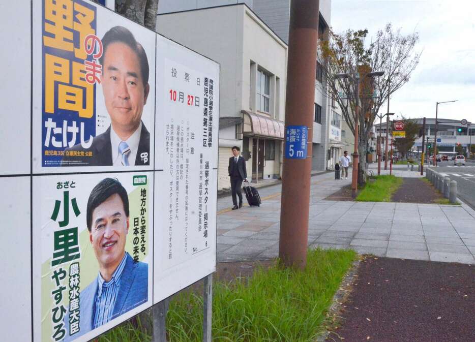 選挙ポスターが掲げられるＪＲ川内駅近く。選挙ムードには程遠かった＝１５日、薩摩川内市東向田町