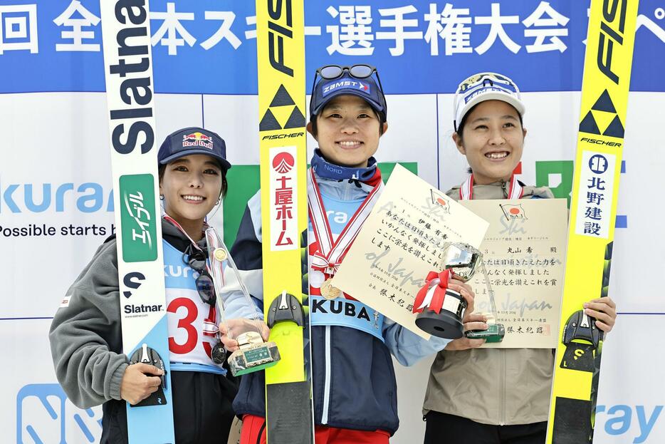 全日本選手権ジャンプ最終日、女子ラージヒルで優勝した伊藤有希。左は2位の高梨沙羅、右は3位の丸山希＝白馬ジャンプ競技場