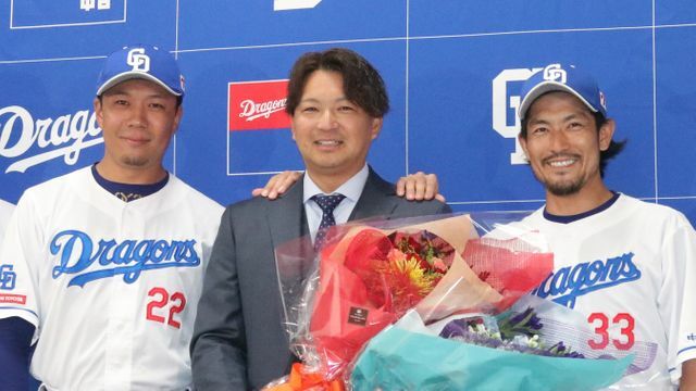 中日・田島慎二投手（中央）の引退記者会見に登場した大野雄大投手（左）と祖父江大輔投手（右）