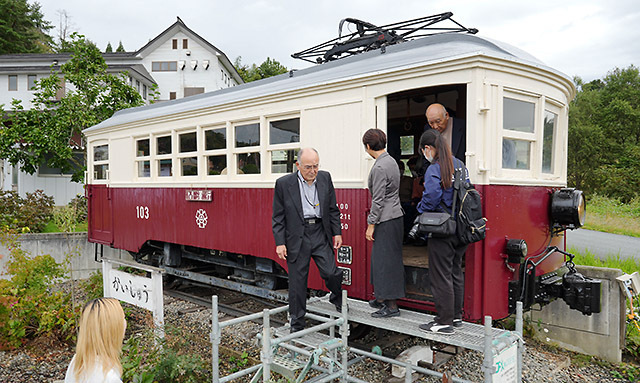 修復が完了した三山電車の木造車両＝西川町睦合