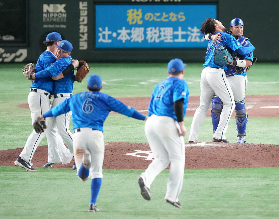 巨人対DeNA　巨人に勝利し日本シリーズ進出を決め、歓喜するDeNAナイン（撮影・鈴木みどり）