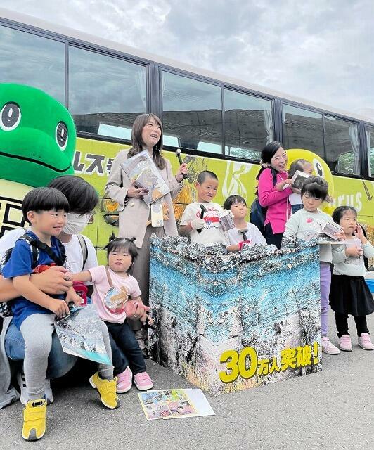 地層のオブジェを割って30万人突破を祝う子どもたち=10月24日、福井県勝山市の福井県立恐竜博物館