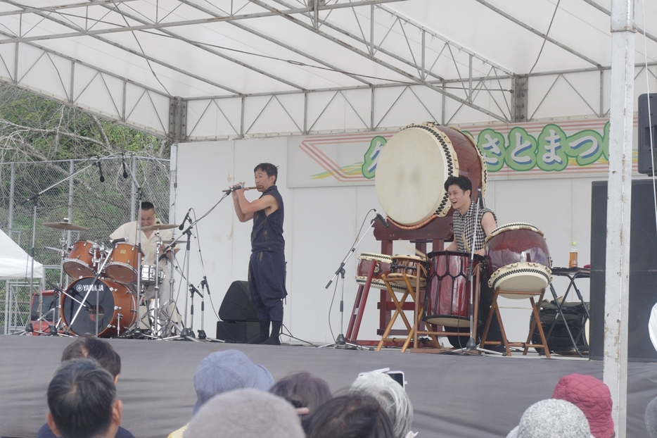 神鳴による迫力のある演奏=岡山県津山市で