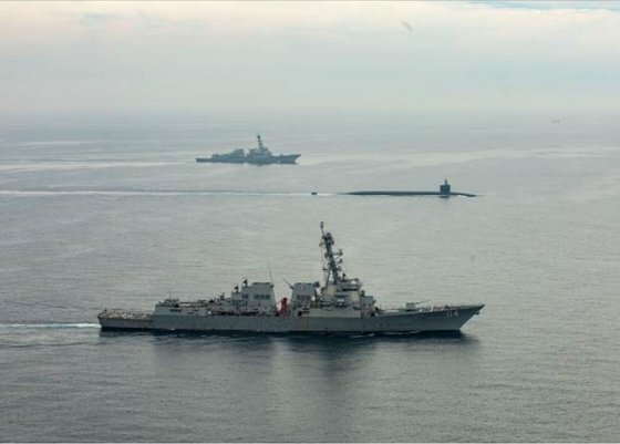 昨年７月１８日、米海軍の戦略原子力潜水艦「ケンタッキー」（ＳＳＢＮ７３７、写真の真ん中）が釜山作戦基地で入港した。ＳＳＢＮの訪韓は１９８１年３月の「ロバート・リー」（ＳＳＢＮ６０１）以来４２年ぶりで、北朝鮮が大陸間弾道ミサイル（ＩＣＢＭ）火星１８型を発射してから６日後の戦略資産展開だった。　在韓米軍