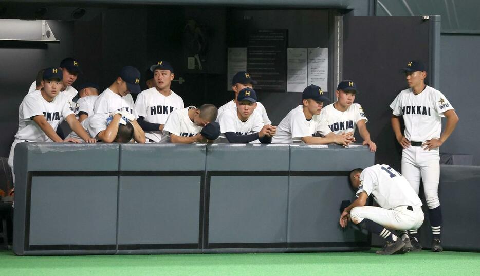 北海対東海大札幌　決勝で敗れ涙する北海ナイン（撮影・黒川智章）