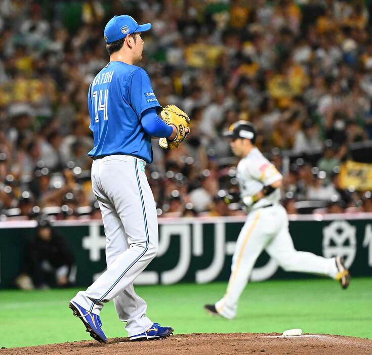 初球をソフトバンク・近藤（奥）に狙われた日本ハム・加藤貴之