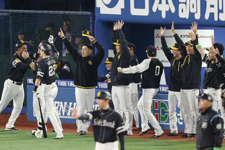 プロ野球の日本シリーズ（７試合制）は２６日、横浜スタジアムで第１戦が行われ、ソフトバンクがＤｅＮＡを５―３で下し、先勝した。写真は２回、有原の２点適時打で先制し、喜ぶソフトバンクナイン。