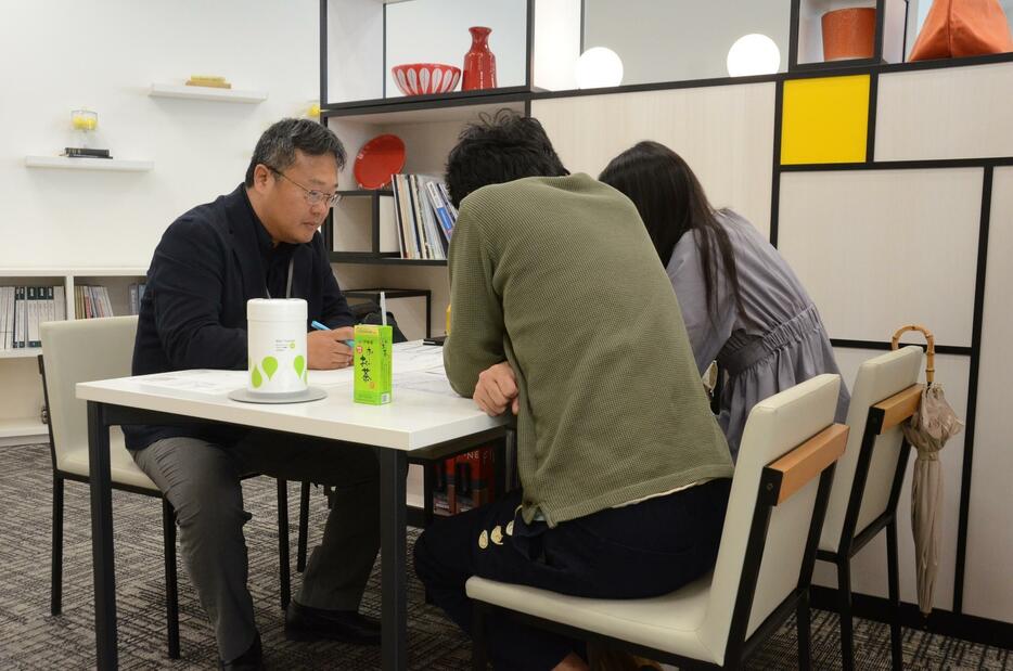 オープンハウス渋谷ショールームで新居について設計士（左）と話し合うカップル＝東京都渋谷区で2024年10月13日、浅川大樹撮影