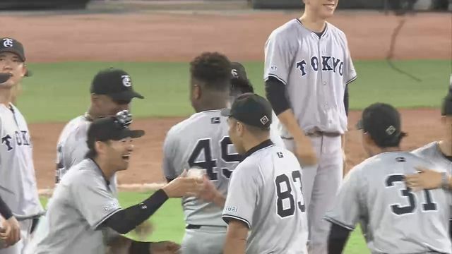 胴上げ後に萩尾匡也選手からウイニングボールを受け取った阿部監督