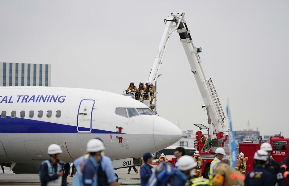 羽田空港で着陸に失敗した航空機が炎上し、多数の負傷者が出たとの想定で行われた大規模訓練＝24日午後