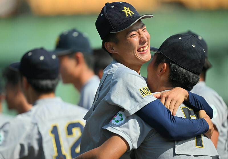 【花巻東－青森山田】花巻東に勝利し喜ぶ青森山田の選手たち＝福島県いわき市のヨークいわきスタジアムで2024年10月19日、新宮巳美撮影