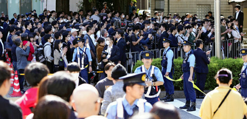 多くの警察官が警備する中で行われた街頭演説（２０日午前１１時４０分、東京都杉並区のＪＲ阿佐ヶ谷駅前で）＝武藤要撮影