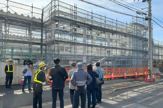 上所駅の整備状況についてJR側から説明を受ける地域住民ら=2024年10月27日、新潟市中央区下所島、茂木克信撮影