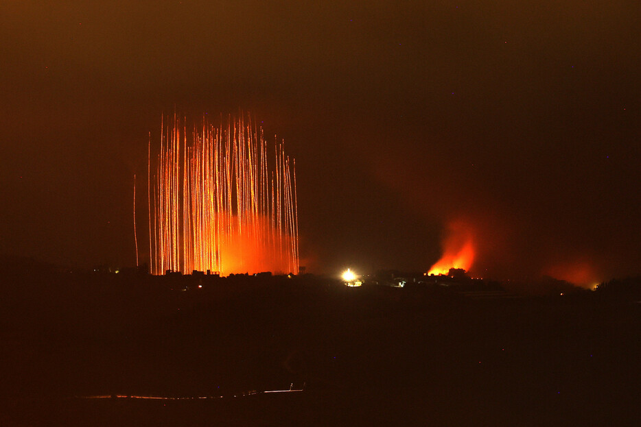 ３０日、イスラエルの砲撃でレバノン南部に上がる火の手。