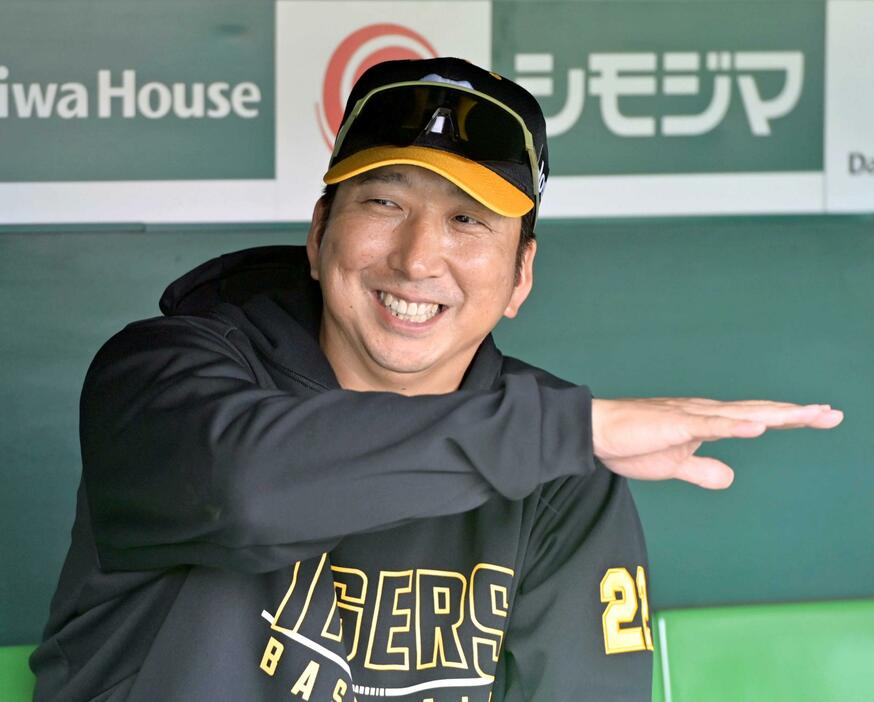 　取材に応じ笑顔を見せる藤川監督（撮影・立川洋一郎）