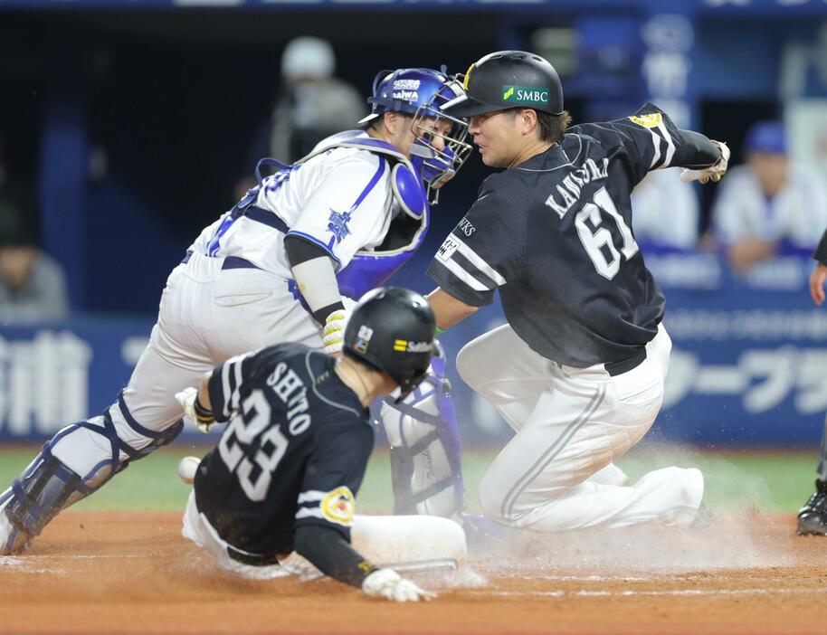 ９回、今宮の右越え適時二塁打で生還する川村（右）と周東（中央）＝撮影・西岡正