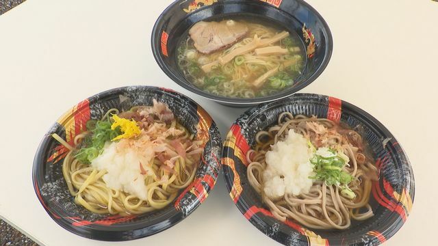 越前市の三大めん食べ比べ 食用菊練り込んだ六麦麺(左下)が大人気(30日午前10時武生中央公園)