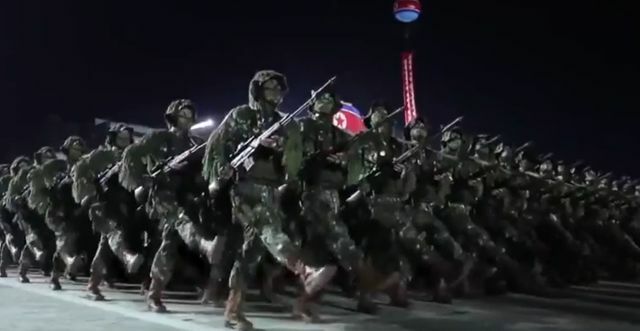 北朝鮮の軍事パレード（朝鮮中央通信より）