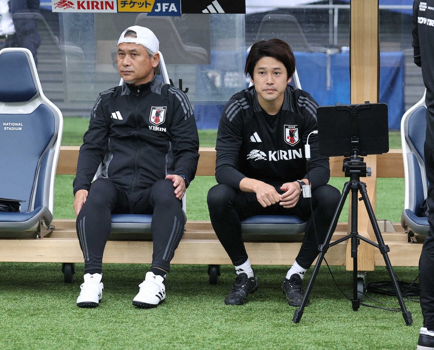 ＜日本・韓国＞試合に臨む佐々木監督代行と内田コーチ（撮影・西海健太郎）