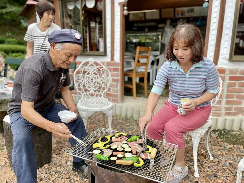 休業日にケロン村で採れた野菜でバーベキューを楽しむ上乗さん家族（右が拓夢さんの母で、長女の泰子さん、奥が上乗さんの妻純子さん）