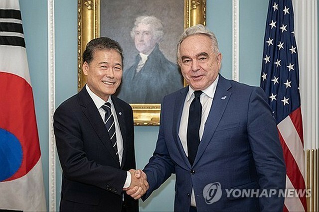 金暎浩・統一部長官（左）とキャンベル米国務副長官（統一部提供）＝（聯合ニュース）≪転載・転用禁止≫