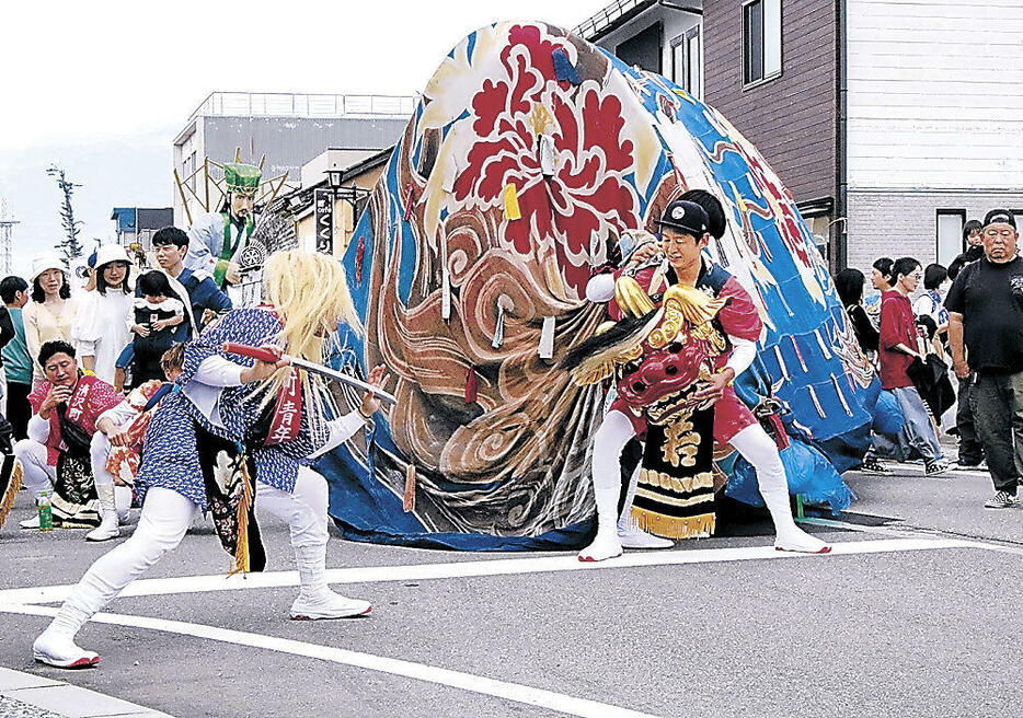 勇壮な演舞を見せる獅子方=白山市鶴来本町1丁目