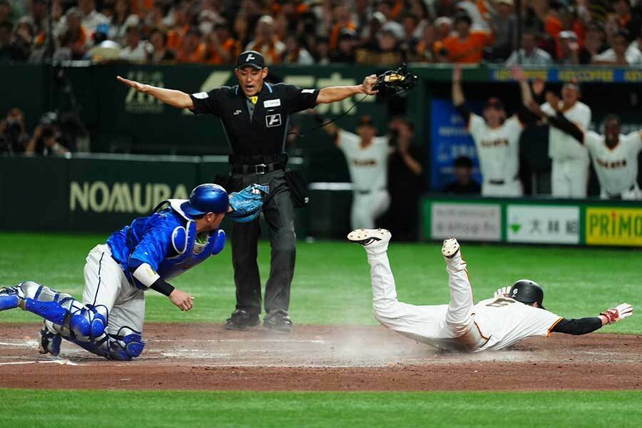 7回、本塁にヘッドスライディングで生還した巨人・坂本勇人【写真：小林靖】