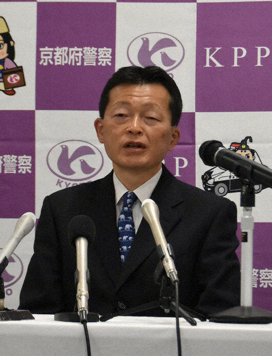 着任会見で抱負を語る白井利明本部長＝京都市上京区の府警本部で2023年3月30日午後2時26分、中島怜子撮影