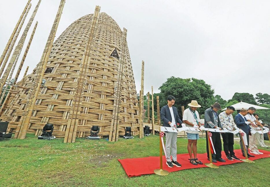 巨大バンブーアート「きらめく丘」の完成をテープカットで祝う関係者（５日、和歌山県白浜町で）