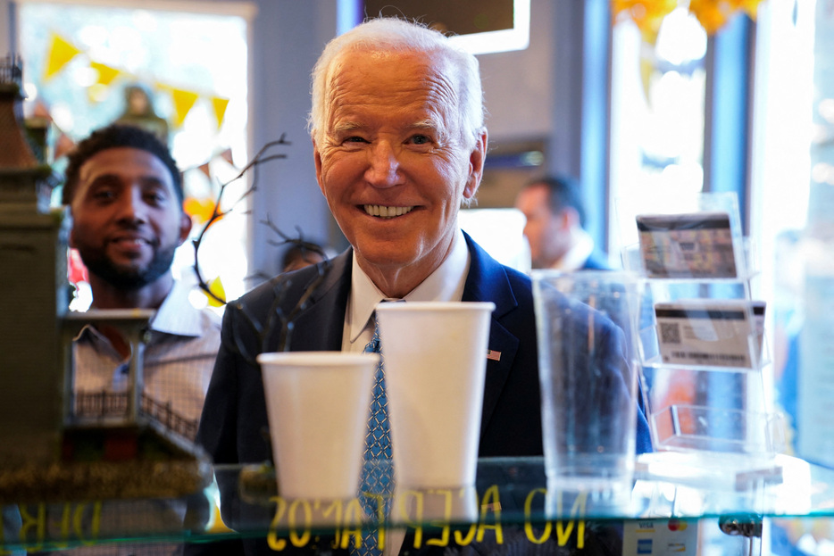 １０ガル３０日、バイデン米大統領（写真）は大統領選で誰が勝っても来年１月の次期大統領就任式に出席する意向だと、ホワイトハウスのジャンピエール報道官が明らかにした。メリーランド州ボルチモアで２９日撮影（２０２４年　ロイター/Elizabeth Frantz）