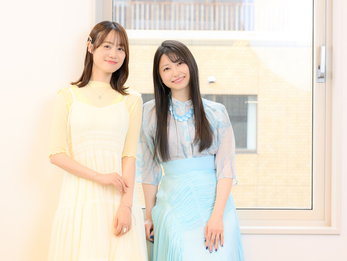 伊藤美来さん（左）と雨宮天さん=篠塚ようこ撮影