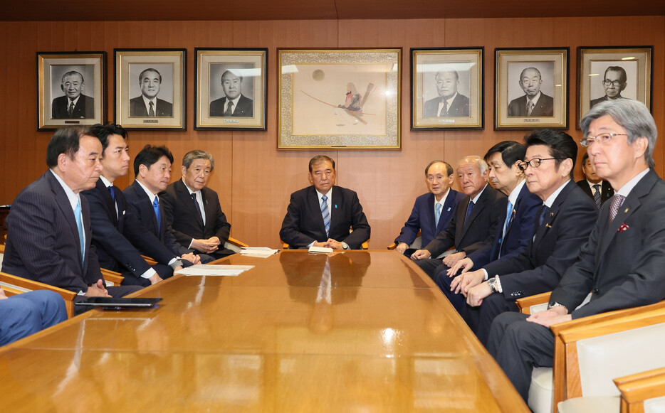 自民党の臨時役員会に臨む石破茂首相（中央）ら＝２８日午前、東京・永田町の同党本部