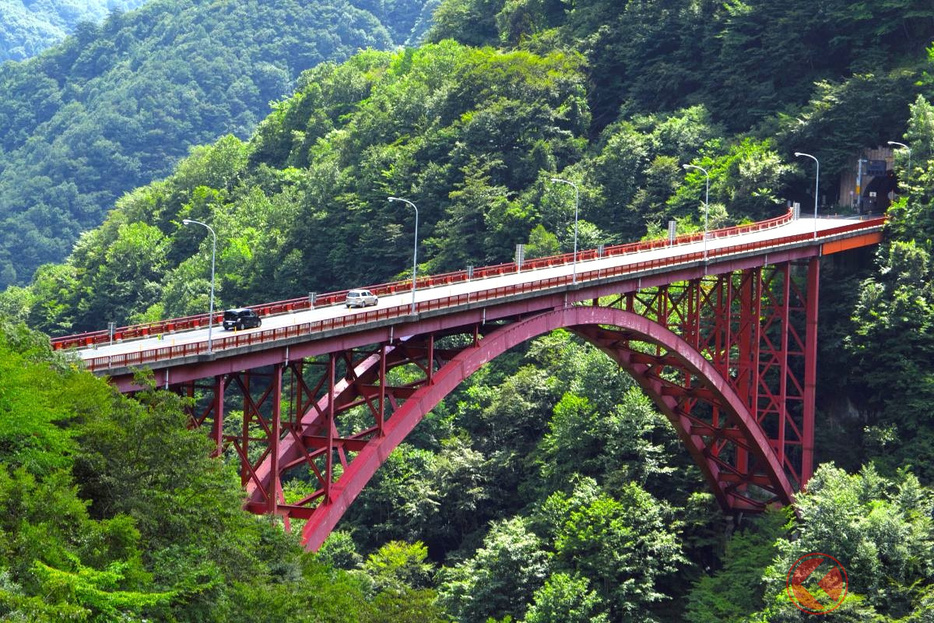 山梨・埼玉県境を抜ける国道140号。高規格道路の整備が進む（画像：写真AC）。