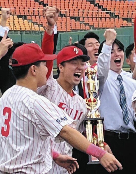 明治神宮大会出場を決めチームメートと盛り上がる広島ドラフト２位の富士大・佐藤（中）