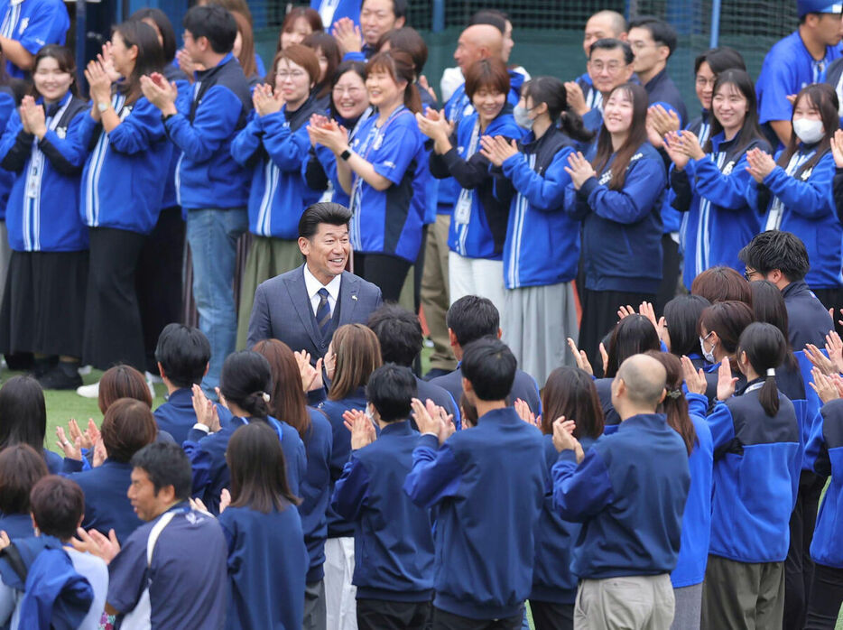 球団職員に拍手で迎えられる三浦監督（中央）（カメラ・中島　傑）