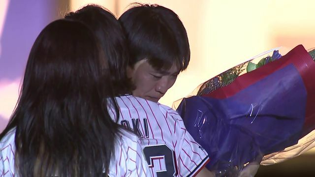 家族と抱擁するヤクルト・青木宣親選手