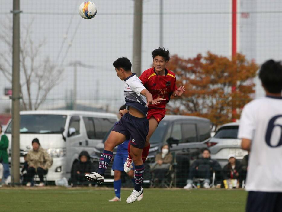 札幌大谷高のCB大石蓮斗(2年=アンフィニMAKI.FC出身)がその高さで相手の前に立ちはだかった(Taro YOSHIDA)