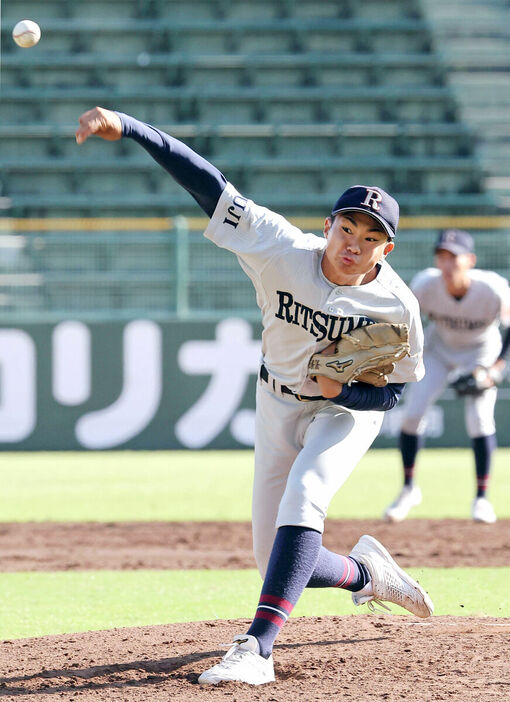 立命館宇治先発投手の道勇壱心　（カメラ・馬場　秀則）