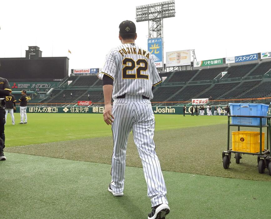 　ミーティングを終え、グラウンドに姿を見せる藤川球児（撮影・田中太一）