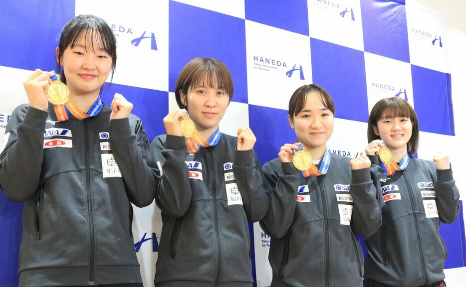 アジア選手権女子団体で日本勢５０年ぶりの金メダルから帰国した（左から）張本美和、平野美宇、伊藤美誠、大藤沙月