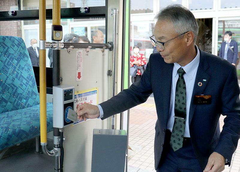 いわてグリーンパスを活用して試乗体験をする石川副市長