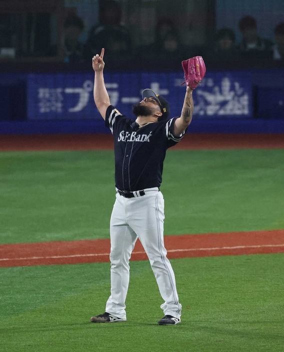 ＜D・ソ＞最後を締めたオスナは両手を上げて喜ぶ（撮影・尾崎　有希）