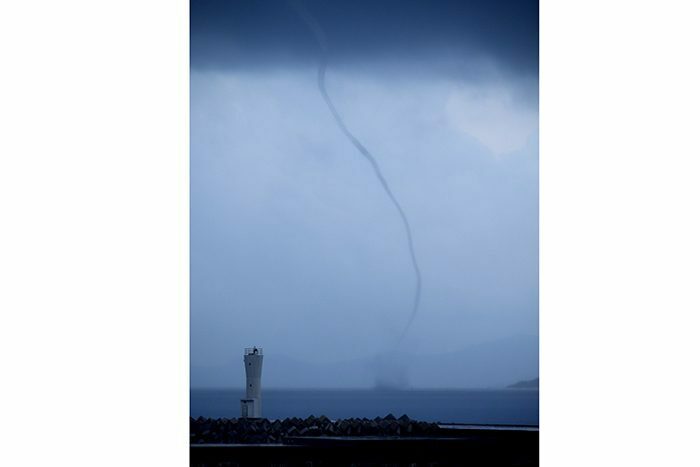 伊江島と水納島の間の海上で確認された海上竜巻とみられる雲＝2日午前8時40分過ぎ、伊江村から撮影（読者提供）