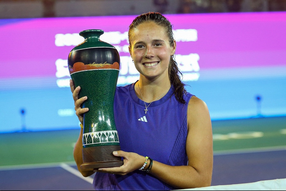 女子テニス、寧波オープン、シングルス決勝。トロフィーを手に優勝を喜ぶダリア・カサキナ（2024年10月20日撮影）。【翻訳編集】 AFPBB News