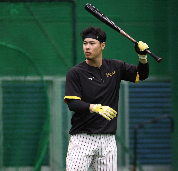 バットを構える阪神・佐藤輝　（撮影・須田　麻祐子）