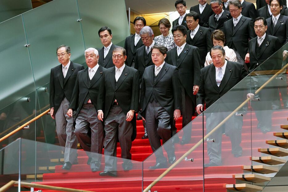 首相官邸で記念撮影に臨む石破首相と新閣僚たち（写真＝首相官邸ホームページより）