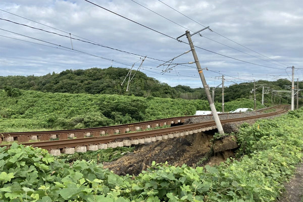 2021年8月の豪雨で被災した山陽本線の小野田―厚狭間（山口県）。本州―九州の貨物輸送が長期間にわたり寸断した（画像：JR西日本）。