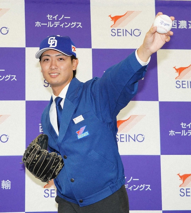 中日に2位指名された西濃運輸・吉田聖弥はピッチングフォームを披露（撮影・井垣　忠夫）