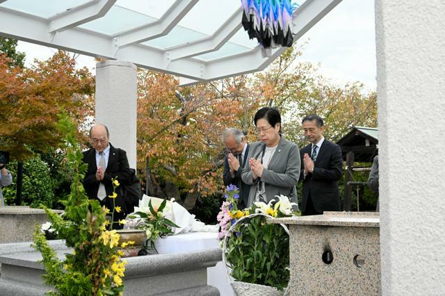 ハンセン病の国立療養所「邑久光明園」の納骨堂で献花する日本弁護士連合会の渕上玲子会長（右から2人目）=2024年10月24日午後1時10分、岡山県瀬戸内市、北村浩貴撮影